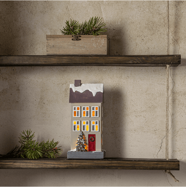 Hus 24cm Beige De Star Trading - Farol de casita color beige con una c&aacute;lida luz amarilla que se filtra por las ventanas.
