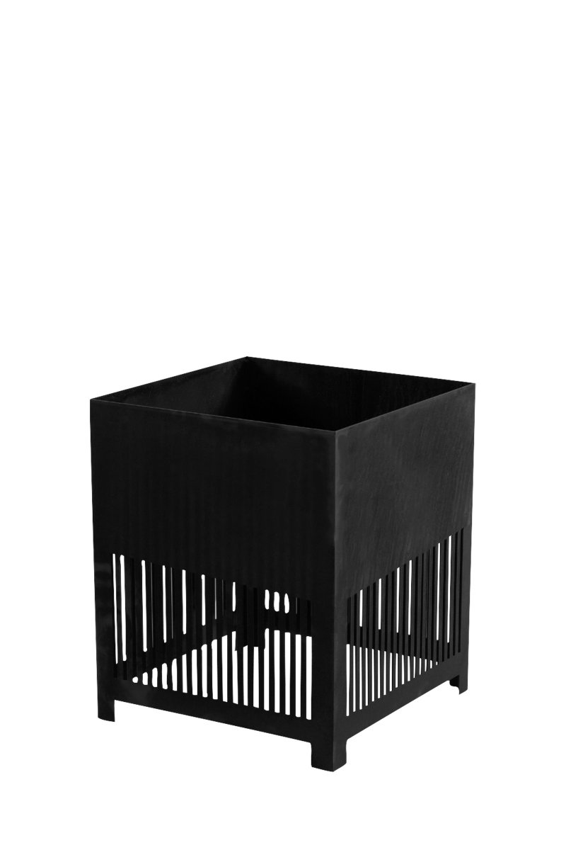 Falsterbo Negro De Globen Lighting - La fuente de luz está montada en la parte inferior de la lámpara, debajo de la caja de cultivo, y proporciona una luz dirigida hacia abajo que se extiende hacia el suelo y crea un hermoso juego de sombras a través de las láminas cortadas con láser en acero Corten.