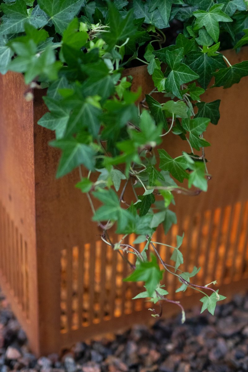 Falsterbo Corten crudo De Globen Lighting - Con su diseño minimalista, esta lámpara de pie es un hermoso punto de atracción en su entorno exterior, en la terraza, el balcón, en el invernadero, frente al garaje o establo, en la entrada, en el puente: cada habitación del jardín merece estar iluminada por una iluminación atmosférica.