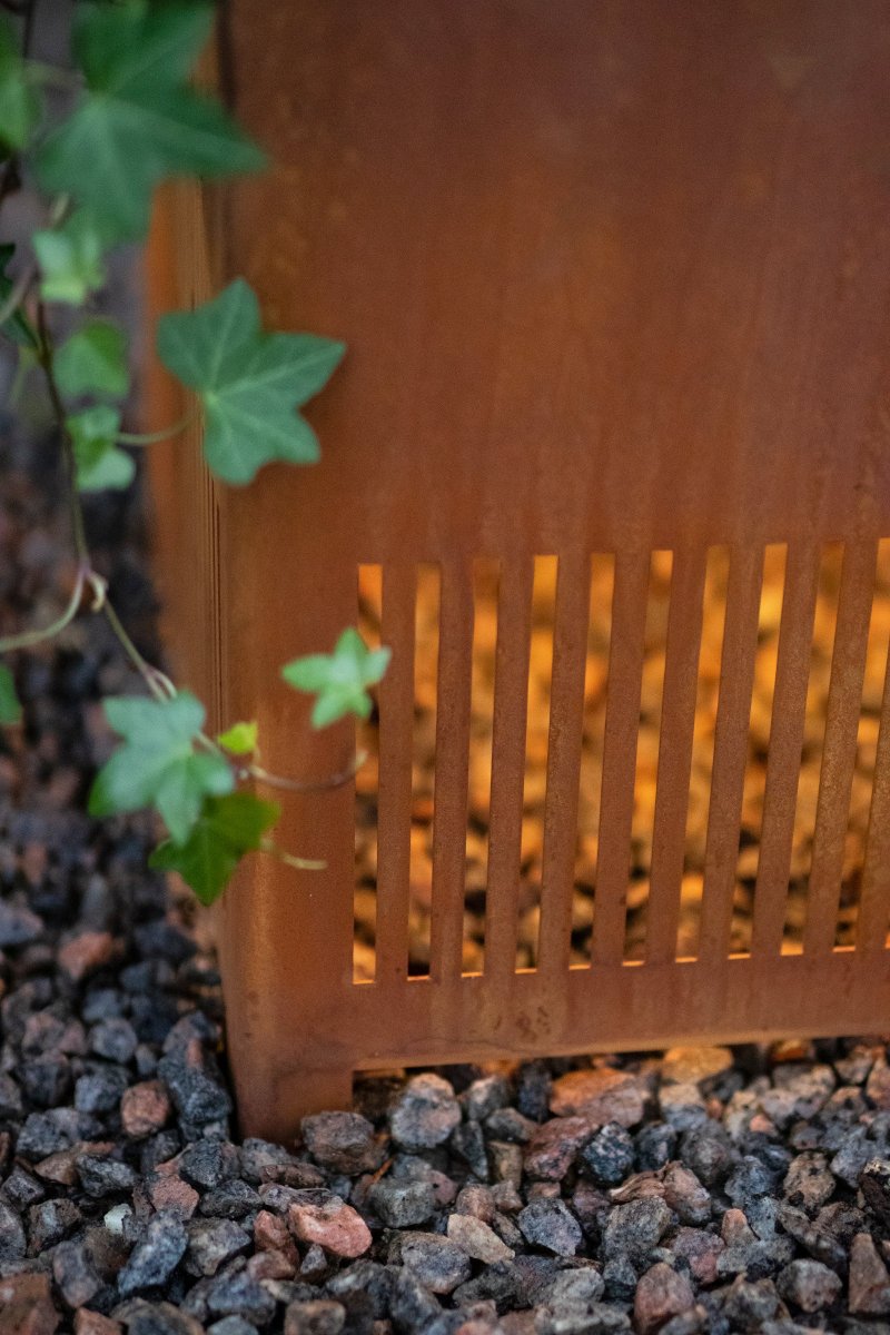 Falsterbo Corten crudo De Globen Lighting - Con su diseño minimalista, esta lámpara de pie es un hermoso punto de atracción en su entorno exterior, en la terraza, el balcón, en el invernadero, frente al garaje o establo, en la entrada, en el puente: cada habitación del jardín merece estar iluminada por una iluminación atmosférica.