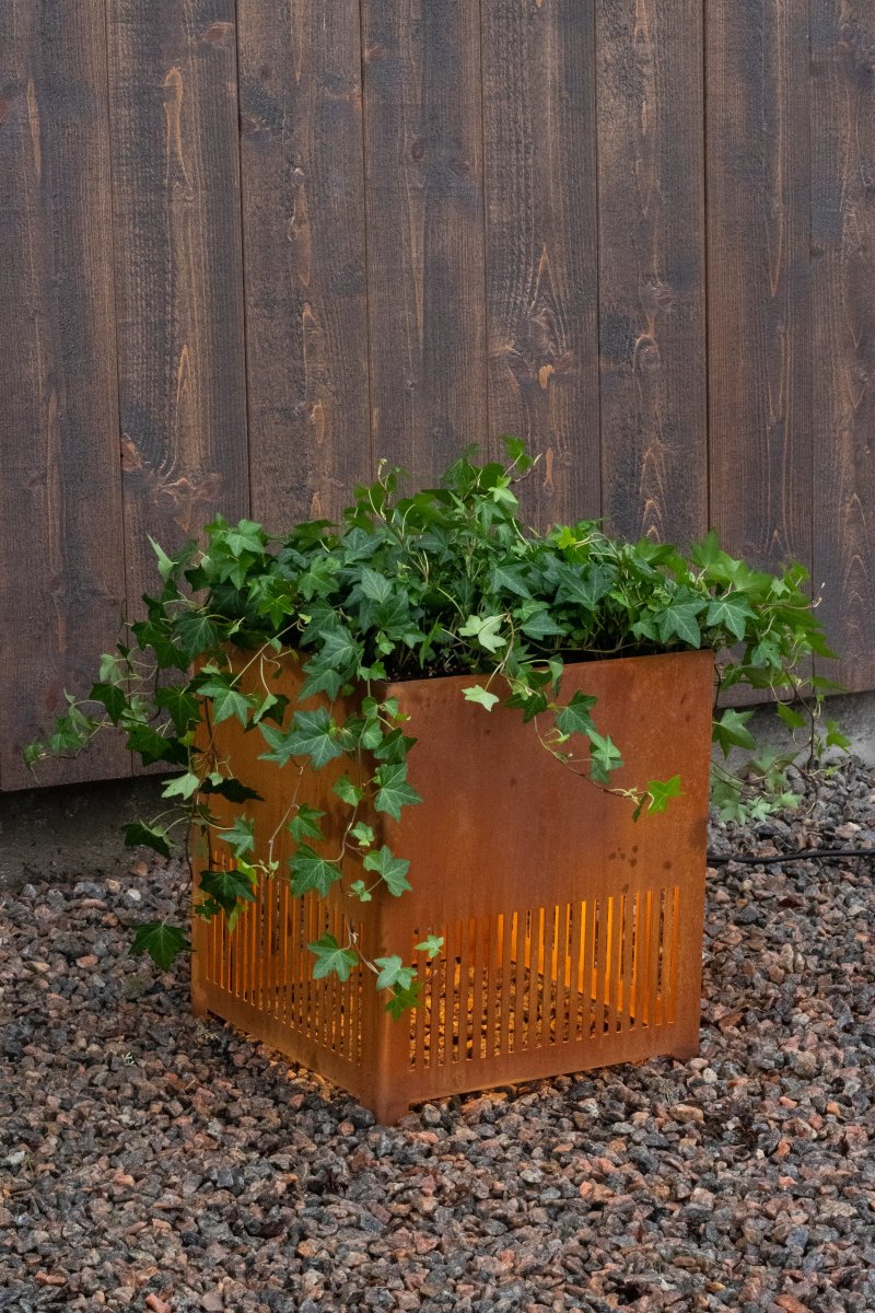 Falsterbo Corten crudo De Globen Lighting - Con su diseño minimalista, esta lámpara de pie es un hermoso punto de atracción en su entorno exterior, en la terraza, el balcón, en el invernadero, frente al garaje o establo, en la entrada, en el puente: cada habitación del jardín merece estar iluminada por una iluminación atmosférica.