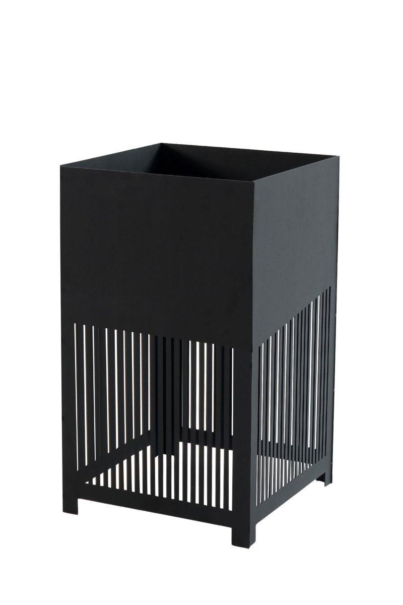 Falsterbo Negro De Globen Lighting - La fuente de luz está montada en la parte inferior de la lámpara, debajo de la caja de cultivo, y proporciona una luz dirigida hacia abajo que se extiende hacia el suelo y crea un hermoso efecto de sombra gracias a las láminas cortadas a láser en acero Corten.