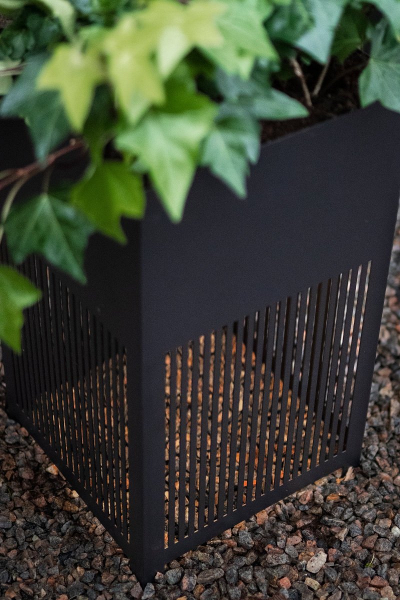 Falsterbo Negro De Globen Lighting - La fuente de luz está montada en la parte inferior de la lámpara, debajo de la caja de cultivo, y proporciona una luz dirigida hacia abajo que se extiende hacia el suelo y crea un hermoso efecto de sombra gracias a las láminas cortadas a láser en acero Corten.