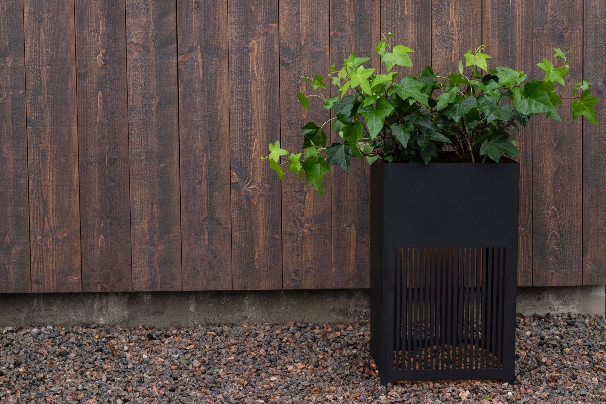 Falsterbo Negro De Globen Lighting - La fuente de luz está montada en la parte inferior de la lámpara, debajo de la caja de cultivo, y proporciona una luz dirigida hacia abajo que se extiende hacia el suelo y crea un hermoso efecto de sombra gracias a las láminas cortadas a láser en acero Corten.