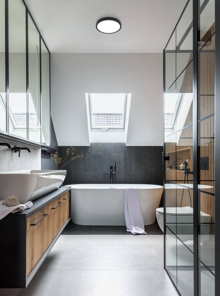 Fueva Ø28 Negro lámpara de baño De Eglo - La forma redonda y el difusor blanco difunden una luz uniforme y agradable, perfecta para iluminar estancias peque&ntilde;as y grandes.