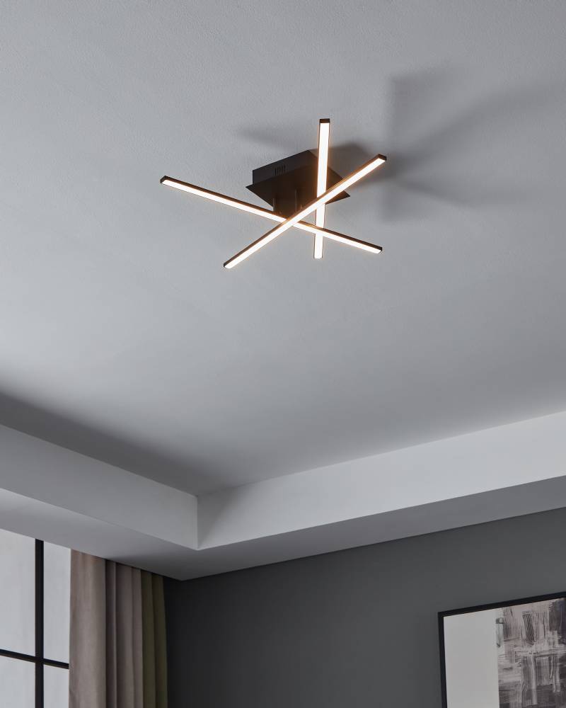Lasana 50cm Negro plafón De Eglo - Esta lámpara de techo tiene un diseño moderno y futurista con brazos LED entrecruzados en un acabado negro mate.