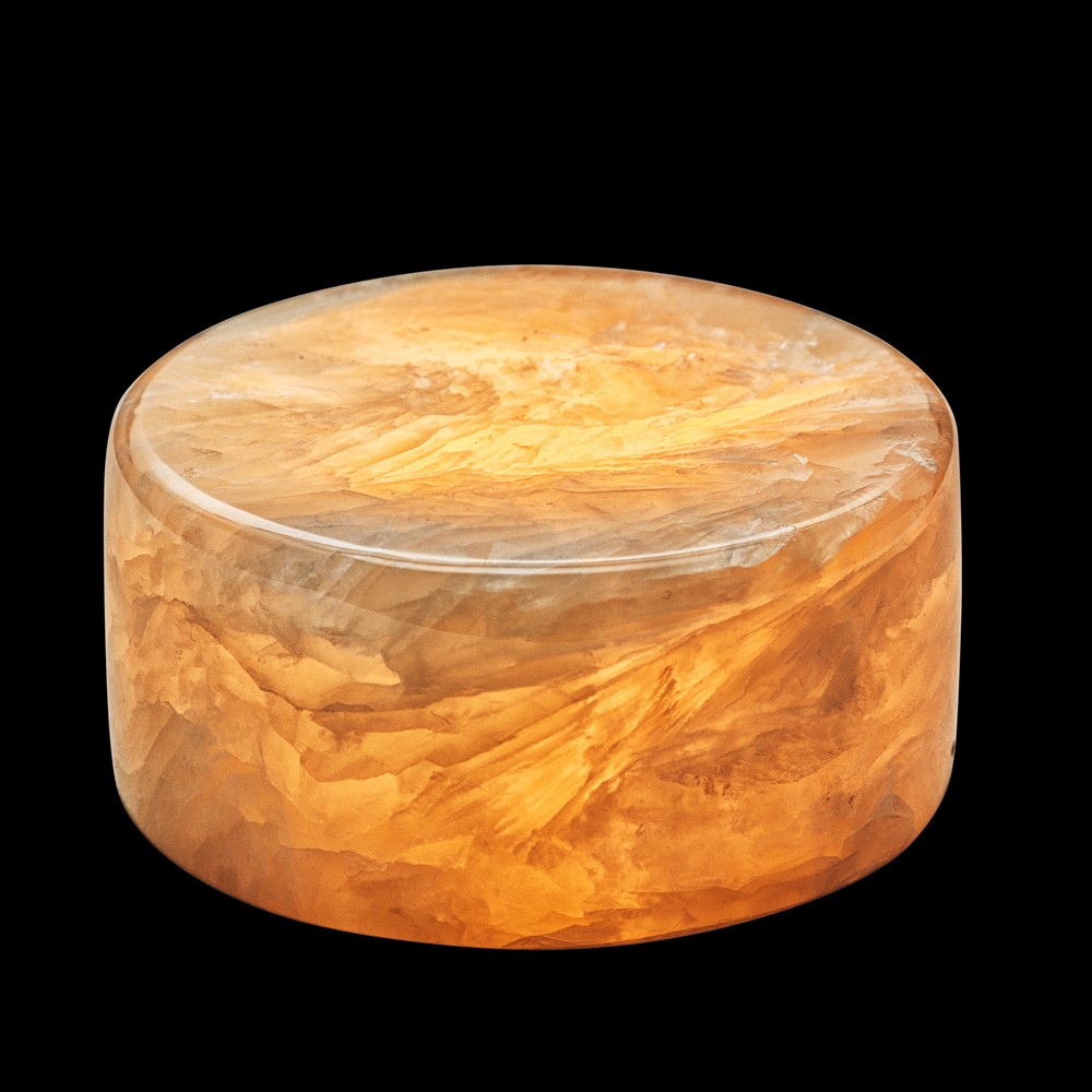 Marble 4cm Beige De Unison - Esta l&aacute;mpara de mesa de m&aacute;rmol est&aacute; elaborada con m&aacute;rmol aut&eacute;ntico pulido en un c&aacute;lido tono beige, creando una luz suave y acogedora.