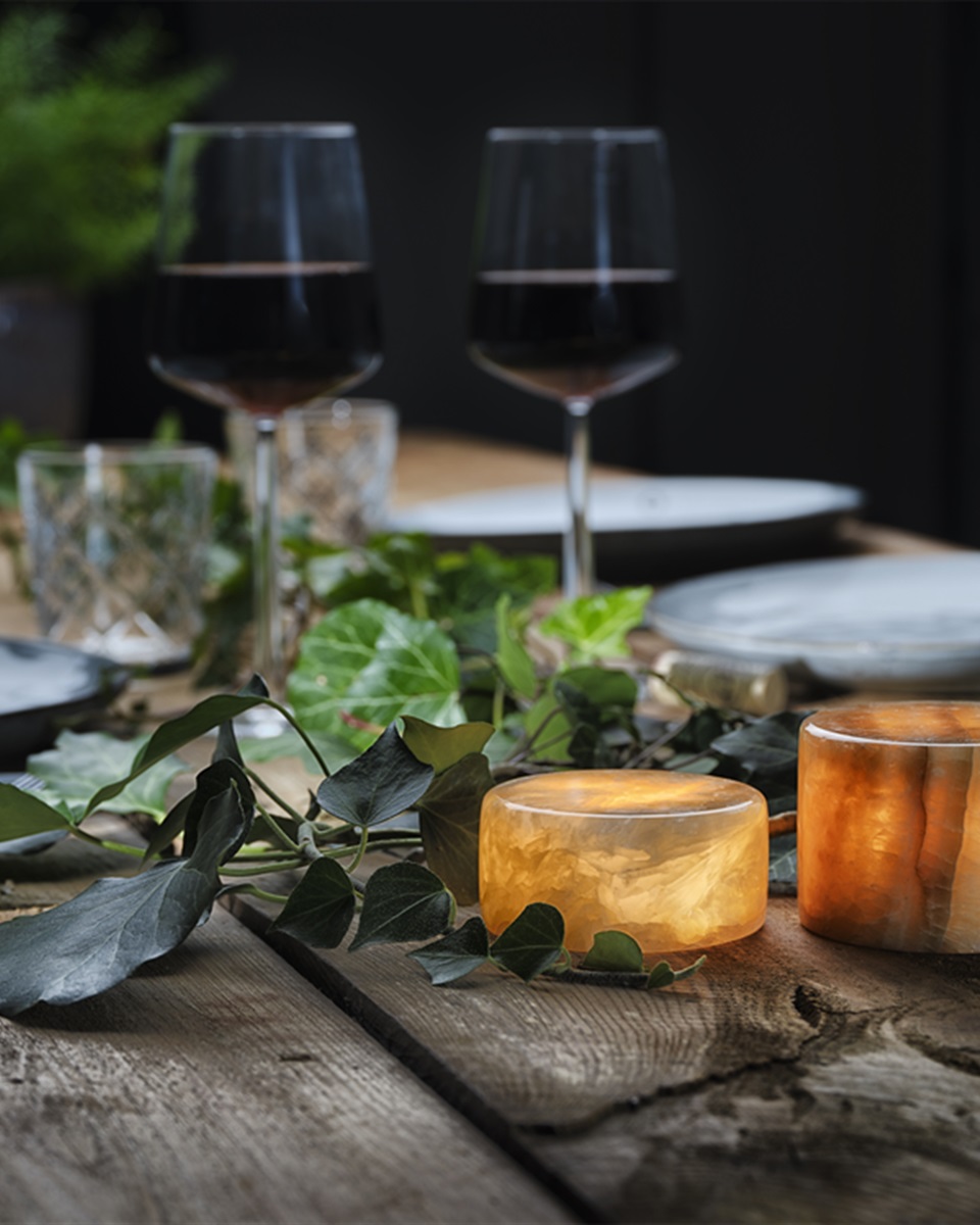 Marble 4cm Beige De Unison - Esta l&aacute;mpara de mesa de m&aacute;rmol est&aacute; elaborada con m&aacute;rmol aut&eacute;ntico pulido en un c&aacute;lido tono beige, creando una luz suave y acogedora.