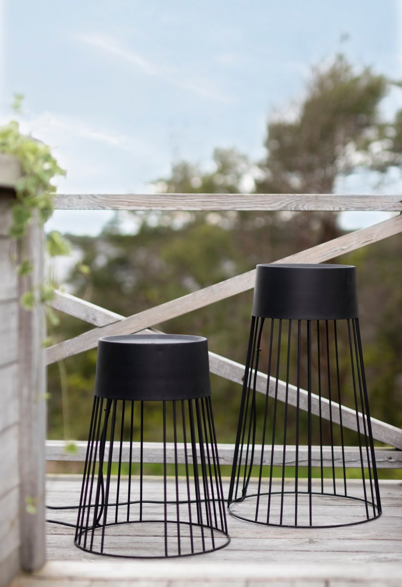 Koster Negro De Globen Lighting - La l&aacute;mpara est&aacute; hecha de metal negro y cuenta con un cable negro de 500 cm de largo que puede soportar temperaturas de hasta -40 &deg;C.