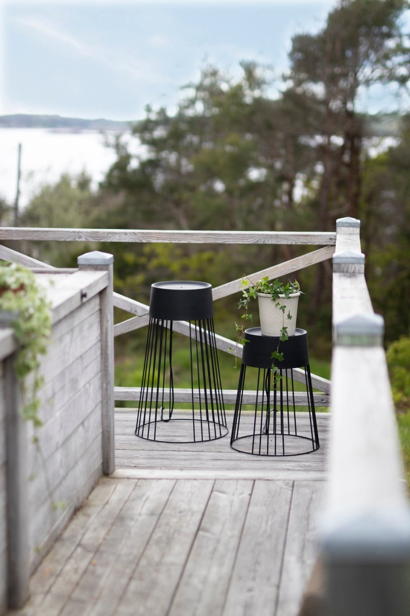 Koster Negro De Globen Lighting - La l&aacute;mpara est&aacute; hecha de metal negro y cuenta con un cable negro de 500 cm de largo que puede soportar temperaturas de hasta -40 &deg;C.