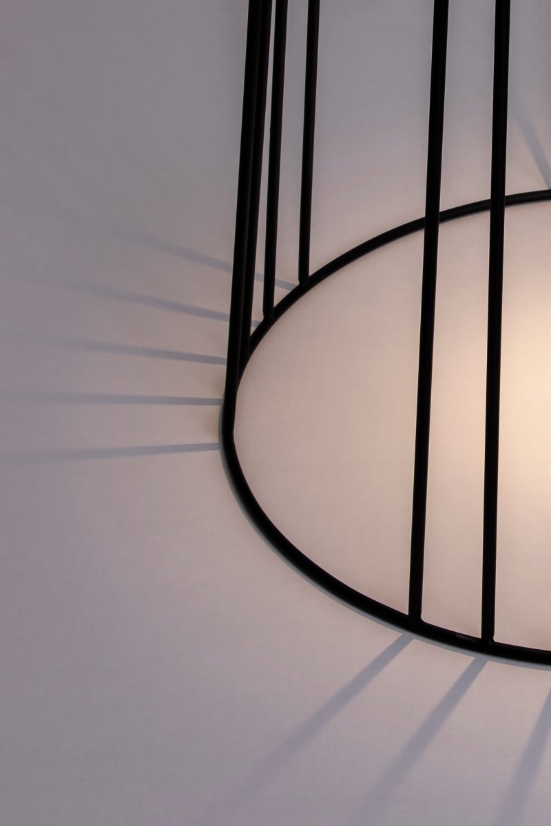 Koster Negro De Globen Lighting - La l&aacute;mpara est&aacute; hecha de metal negro y cuenta con un cable negro de 500 cm de largo que puede soportar temperaturas de hasta -40 &deg;C.