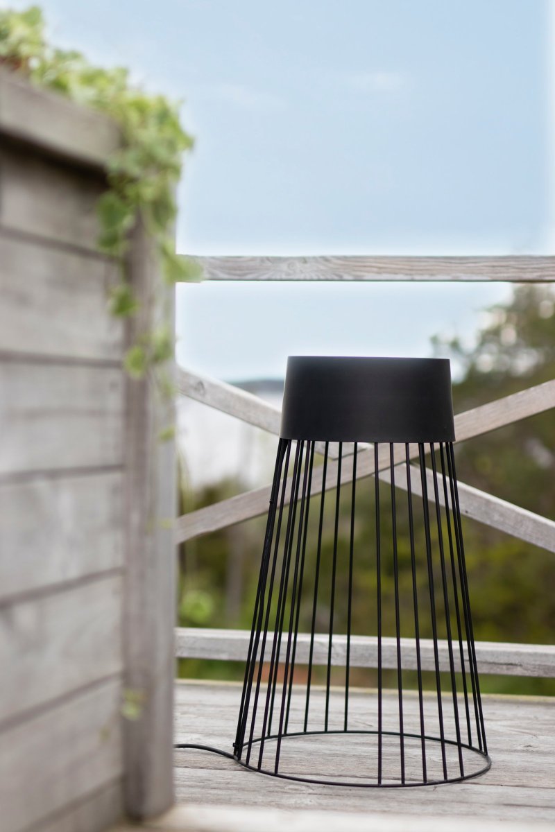 Koster Negro De Globen Lighting - La l&aacute;mpara est&aacute; hecha de metal negro y cuenta con un cable negro de 500 cm de largo que puede soportar temperaturas de hasta -40 &deg;C.