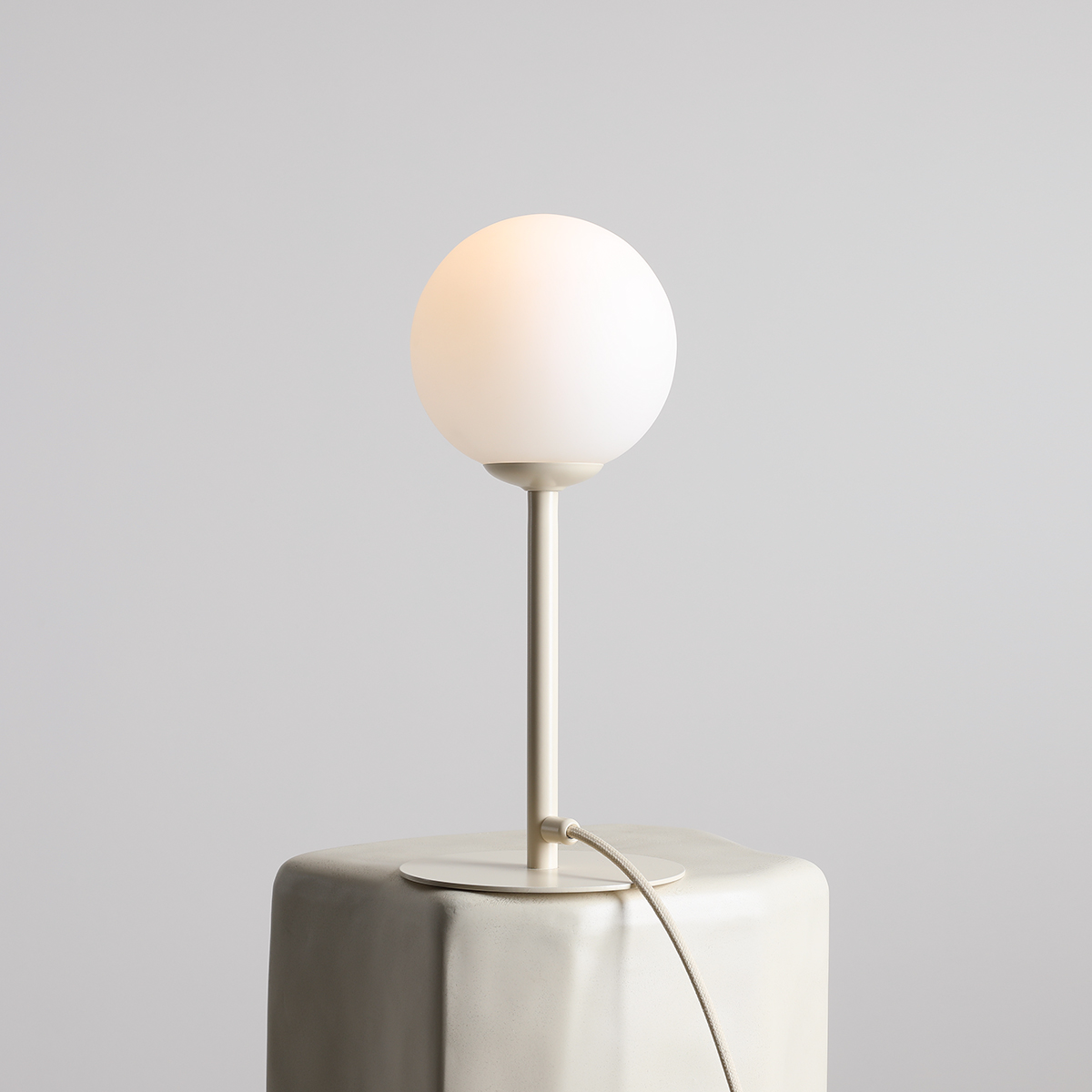Pinne 35cm Crema lámpara de mesa De Artera - La base delgada de la lámpara en un sutil tono crema le da un aspecto moderno y es perfecta como detalle decorativo en la sala de estar, el dormitorio o en el balcón.