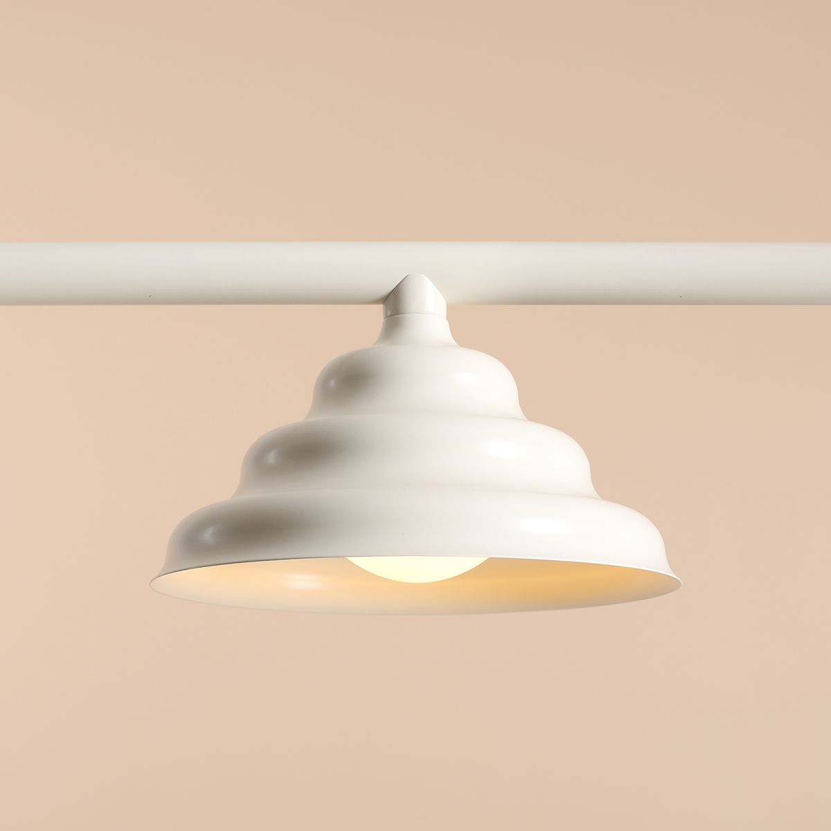 Wave 106cm Blanco cremoso Lámpas de techo De Artera - Las pantallas metálicas onduladas en blanco crema proporcionan una hermosa distribución de la luz hacia abajo y, por lo tanto, son perfectas para colgar sobre la mesa del comedor o la encimera de la cocina.