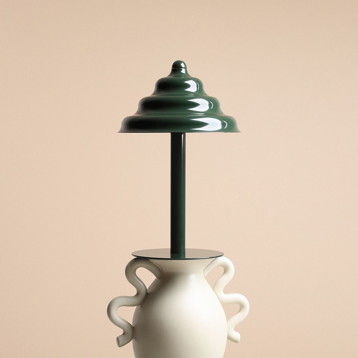 Wave 36cm Verde oscuro lámpara de mesa De Artera - Wave es una lámpara de mesa moderna con un diseño retro, lo que la convierte en una luminaria versátil que se adapta a cualquier hogar.
