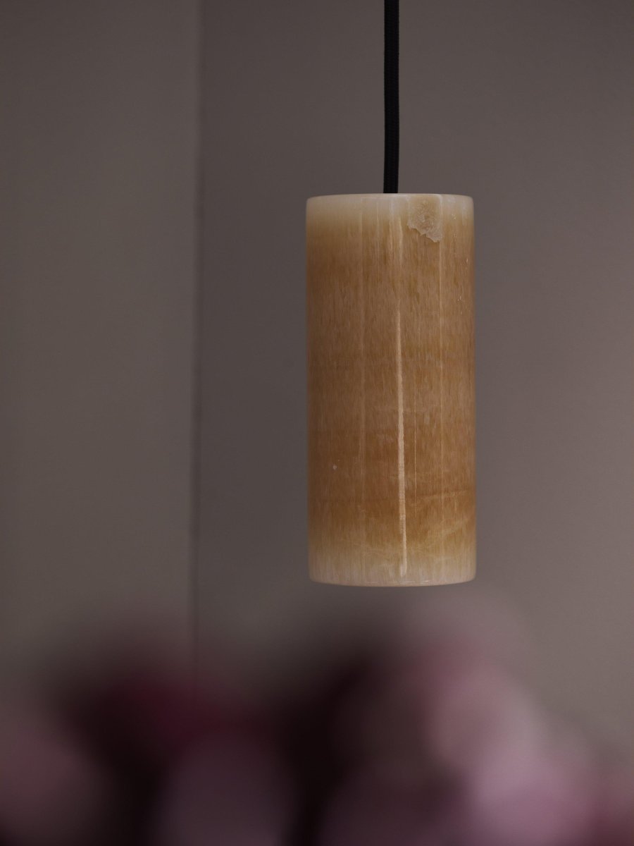 Lucie Ø7 Naturaleza lámpara de ventana De PR Home - Aplique para ventana fabricado en m&aacute;rmol, con casquillo E14, cable textil negro de 4m con enchufe.
