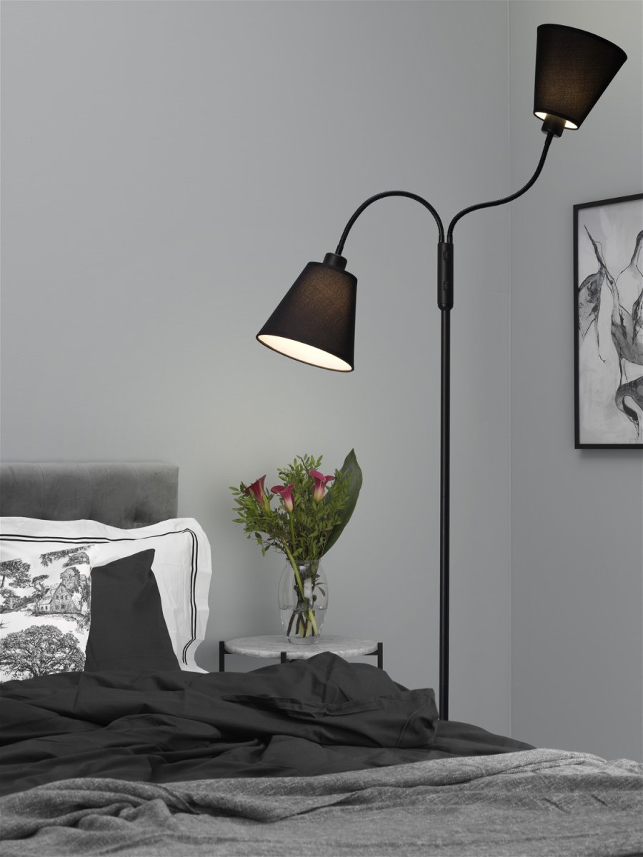 Duett Negro lámpara de pie De Cottex - La l&aacute;mpara de pie Duett es una soluci&oacute;n de iluminaci&oacute;n elegante y funcional con dos brazos m&oacute;viles e interruptores de encendido separados para cada pantalla.