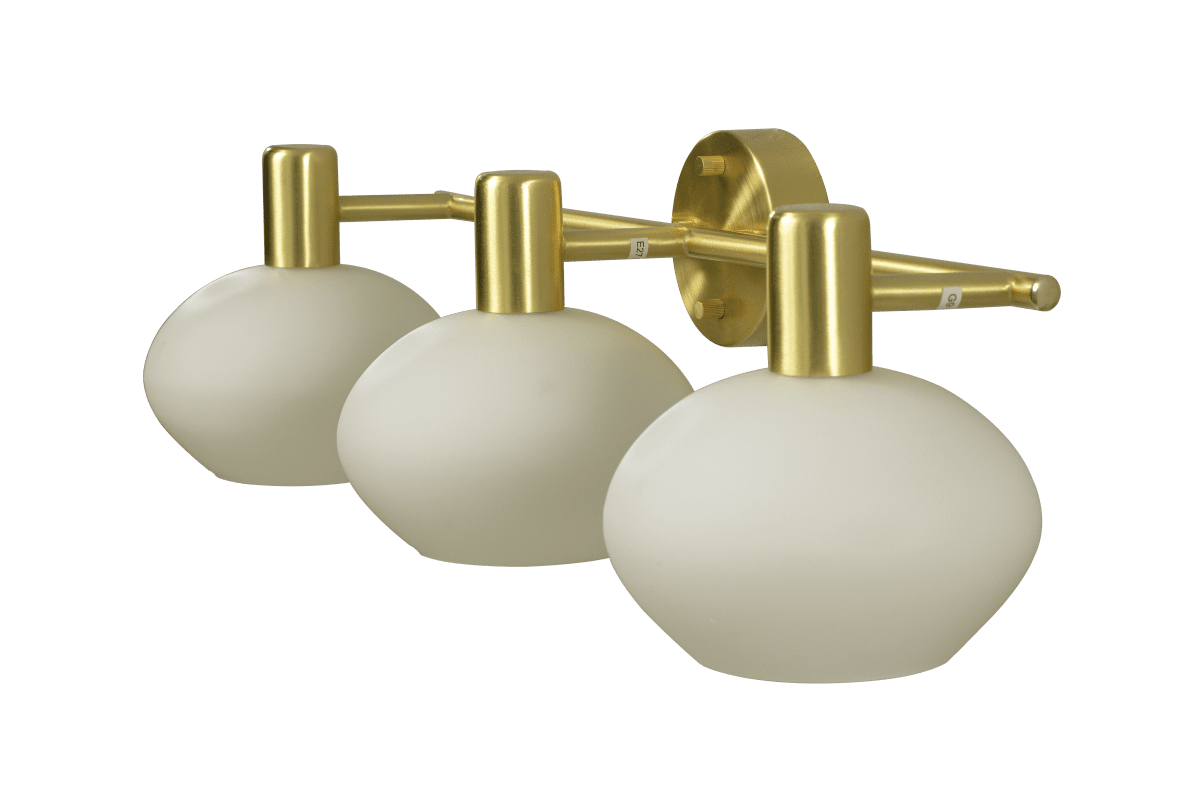 Elba 63cm Latón mate lámpara de baño De Aneta Lighting - Este aplique de pared, fabricado en metal de latón mate, presenta un diseño elegante con tres pantallas de cristal blanco opalino con forma que crean una luz suave y agradable.