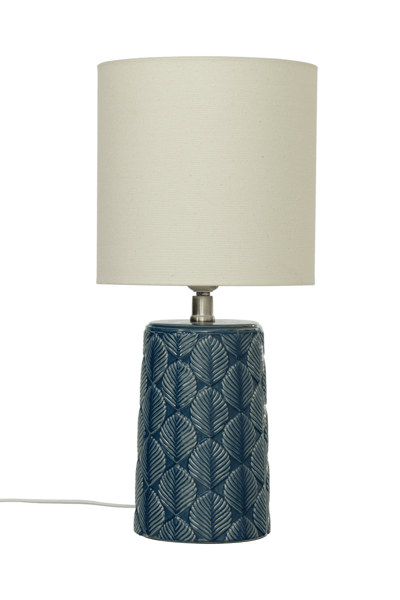 Bodil 47cm Azul lámpara de mesa De Aneta Lighting - Bodil es una lámpara que, con su pantalla de color blanco crema, no solo proporciona una luz agradable sino que también es un elegante detalle de interior.