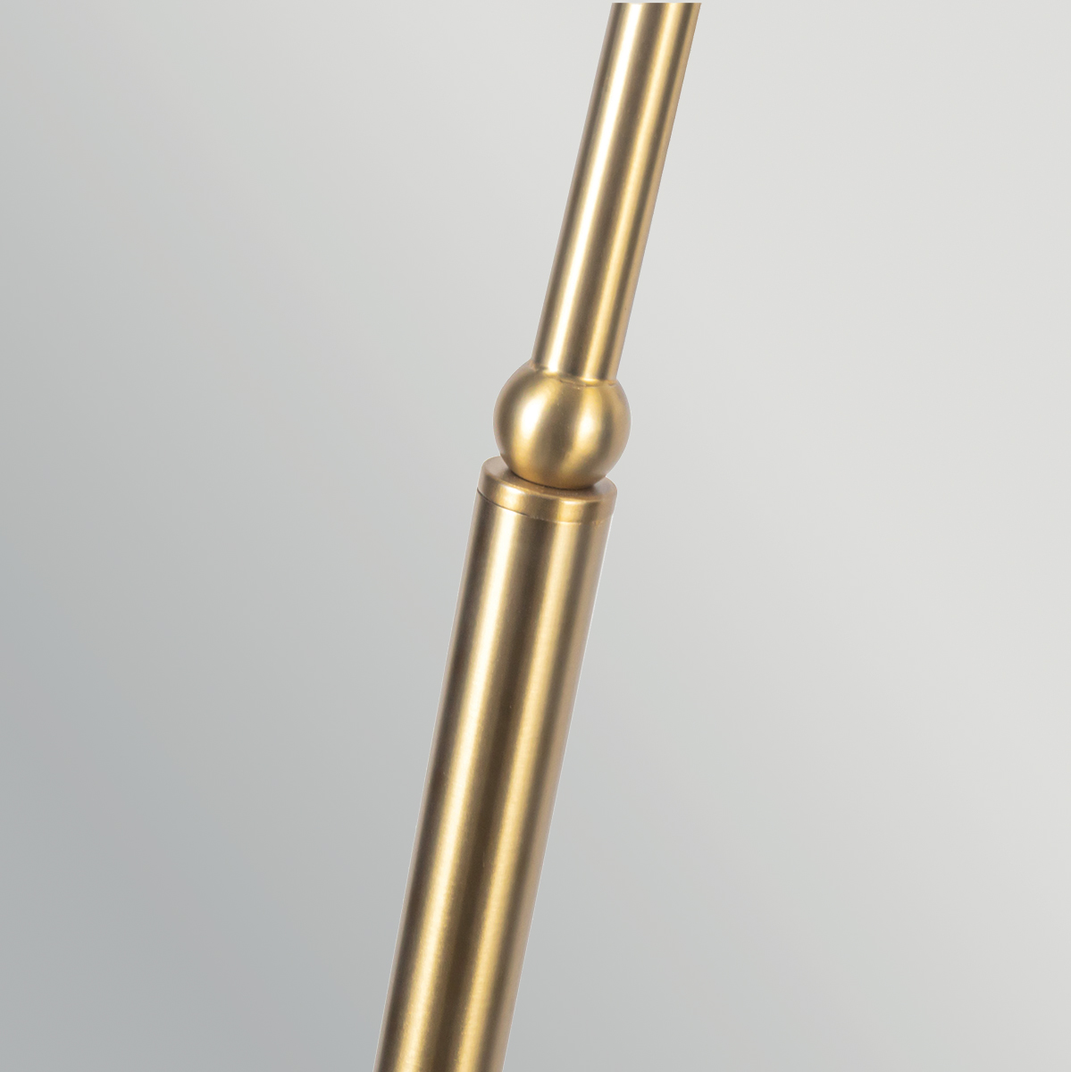 Crosby Oro cepillado lámpara de pie De Elstead Lighting - La pantalla abovedada, de tela fina y ligera, difunde la luz de forma agradable, creando un brillo c&aacute;lido y suave.