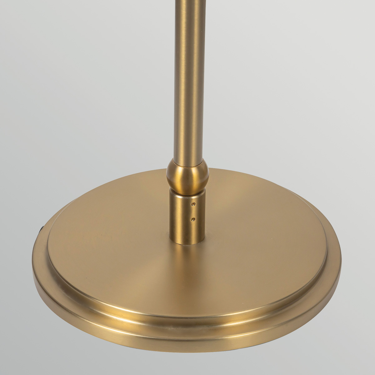 Crosby Oro cepillado lámpara de pie De Elstead Lighting - La pantalla abovedada, de tela fina y ligera, difunde la luz de forma agradable, creando un brillo c&aacute;lido y suave.