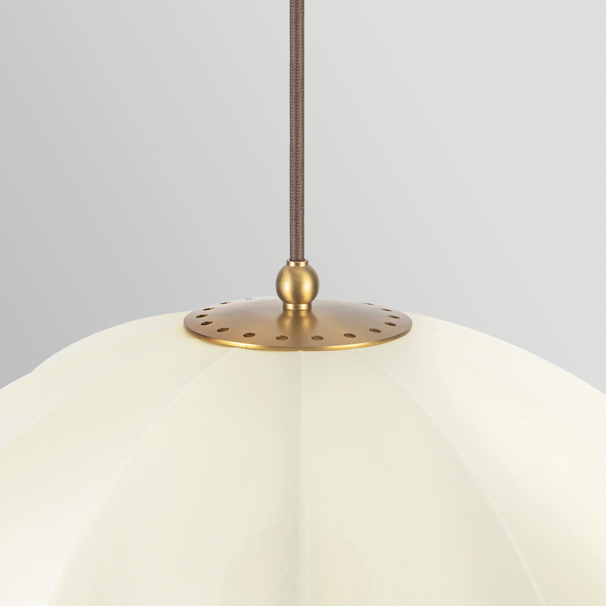 Crosby Ø45 Oro cepillado Lámpas de techo De Elstead Lighting - Fabricada en metal con acabado dorado cepillado, cuenta con una pantalla curva de tela fina y ligera que difunde la luz de forma agradable.