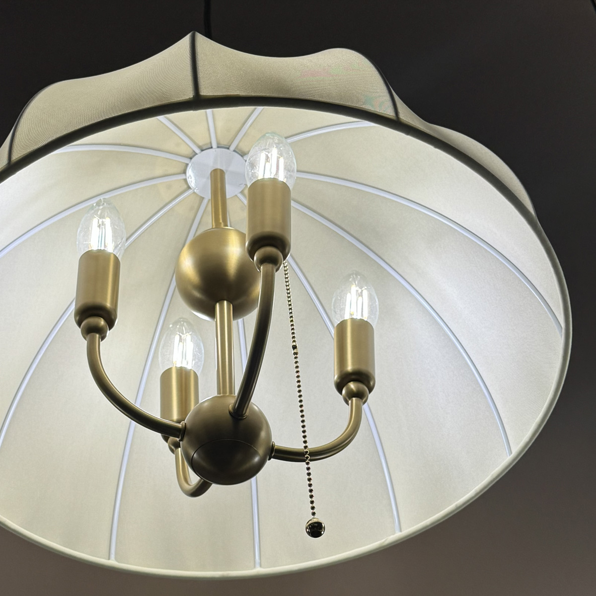 Crosby Ø45 Oro cepillado Lámpas de techo De Elstead Lighting - Fabricada en metal con acabado dorado cepillado, cuenta con una pantalla curva de tela fina y ligera que difunde la luz de forma agradable.