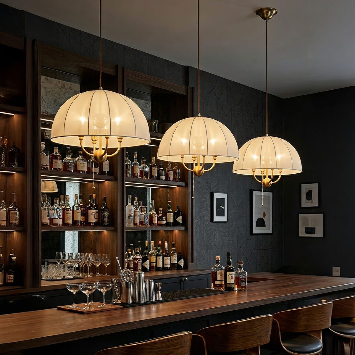 Crosby Ø45 Oro cepillado Lámpas de techo De Elstead Lighting - Fabricada en metal con acabado dorado cepillado, cuenta con una pantalla curva de tela fina y ligera que difunde la luz de forma agradable.