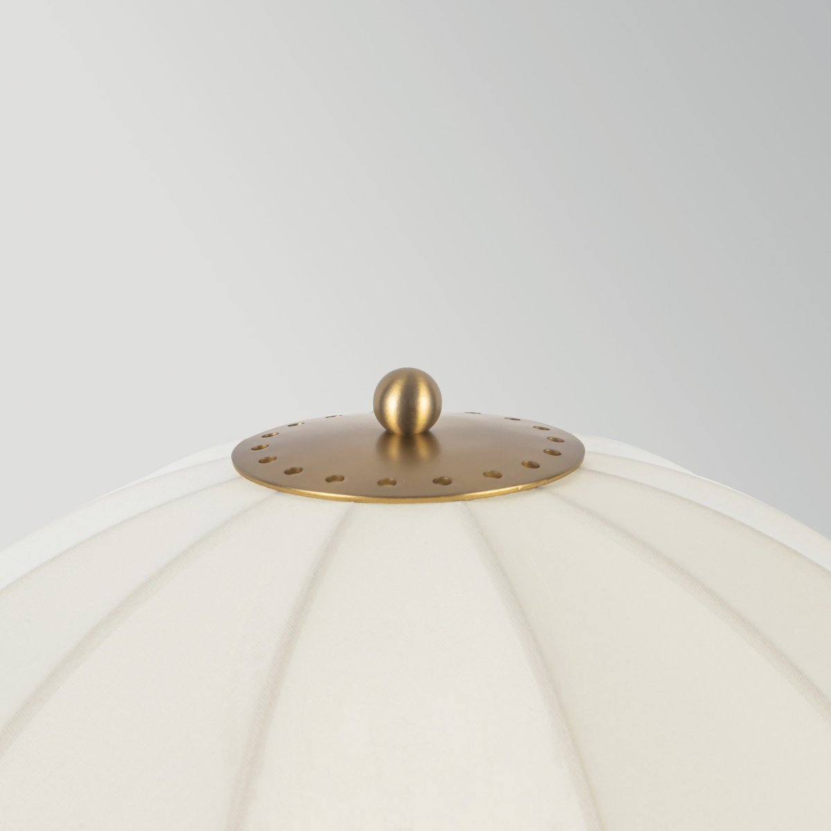 Crosby 70cm Blanco cremoso lámpara de mesa De Elstead Lighting - La tela permite el paso de la luz, creando un brillo agradable, mientras que la forma de la pantalla se convierte en un elemento decorativo.