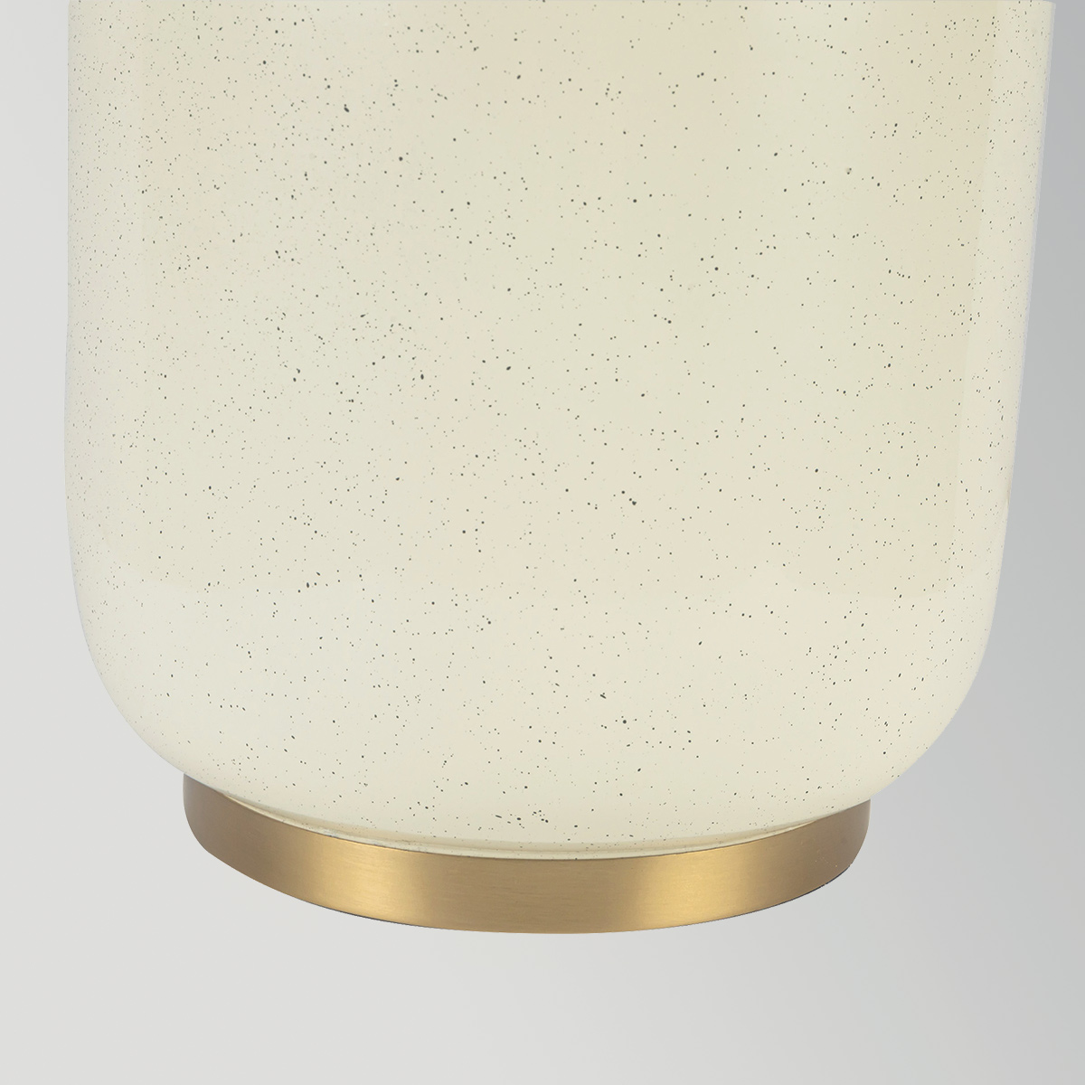 Crosby 70cm Blanco cremoso lámpara de mesa De Elstead Lighting - La tela permite el paso de la luz, creando un brillo agradable, mientras que la forma de la pantalla se convierte en un elemento decorativo.