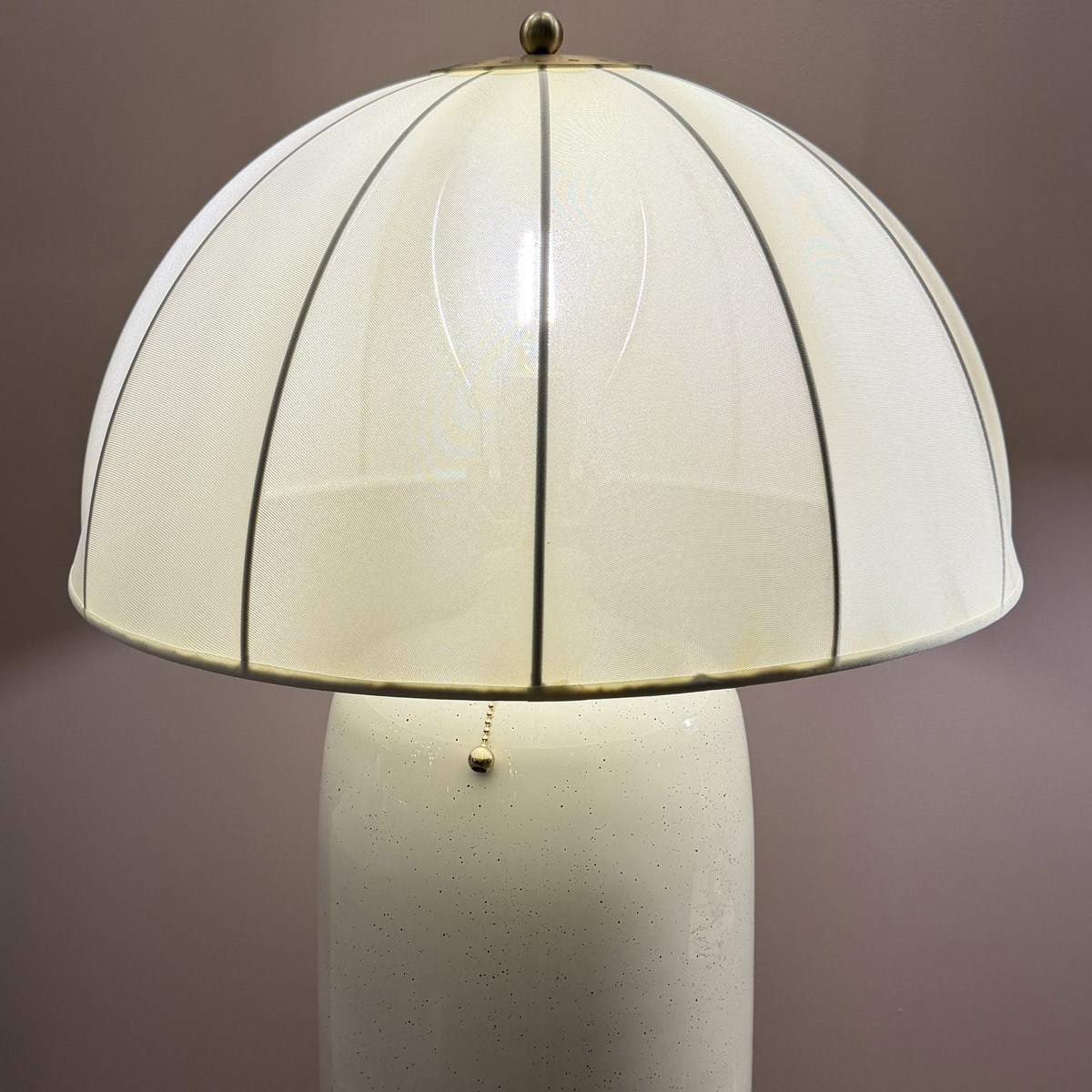 Crosby 70cm Blanco cremoso lámpara de mesa De Elstead Lighting - La tela permite el paso de la luz, creando un brillo agradable, mientras que la forma de la pantalla se convierte en un elemento decorativo.