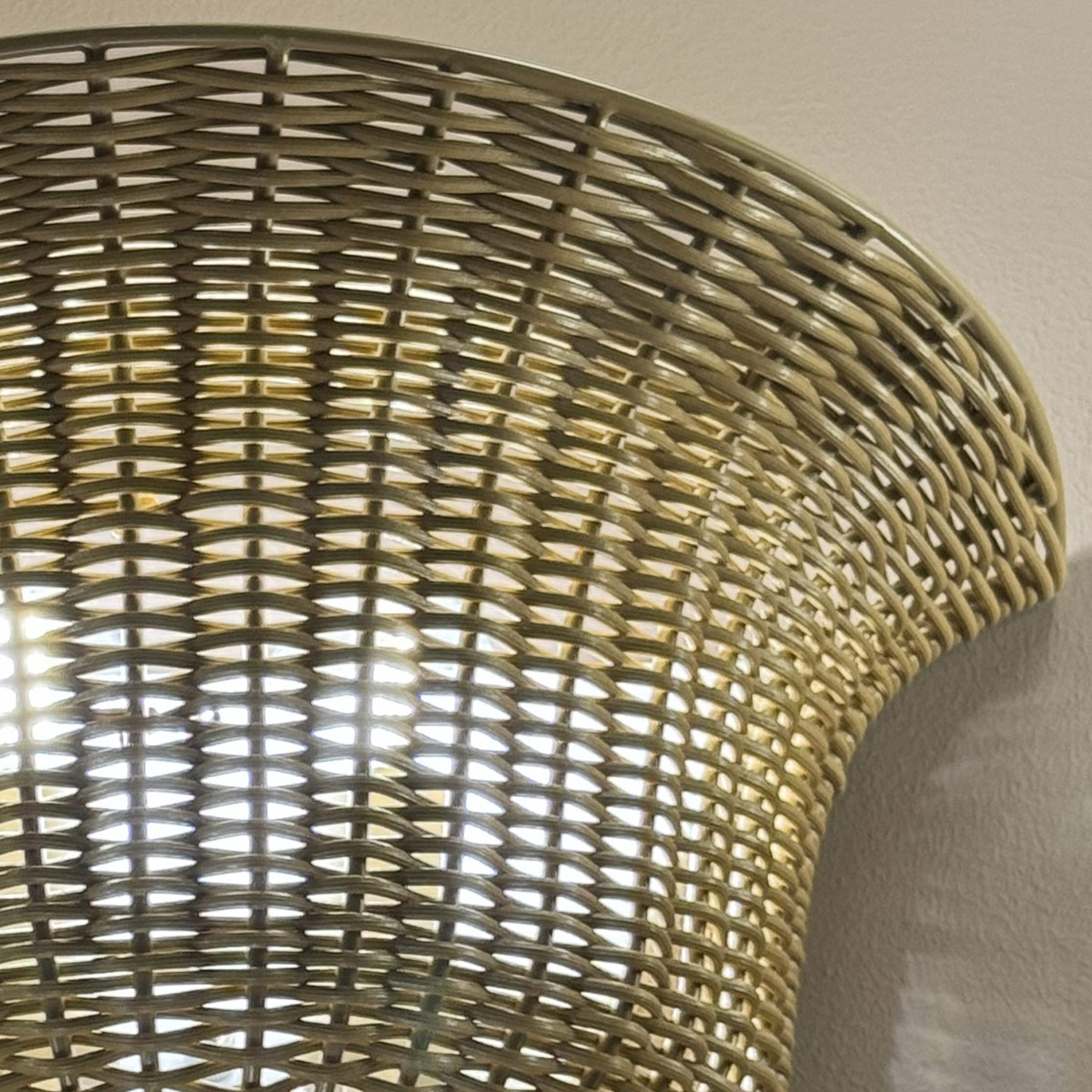 Kai 25cm Naturaleza lámpara de pared De Elstead Lighting - El rat&aacute;n abierto permite que la luz se filtre a trav&eacute;s de la pantalla, creando un juego de luces decorativo en la pared.