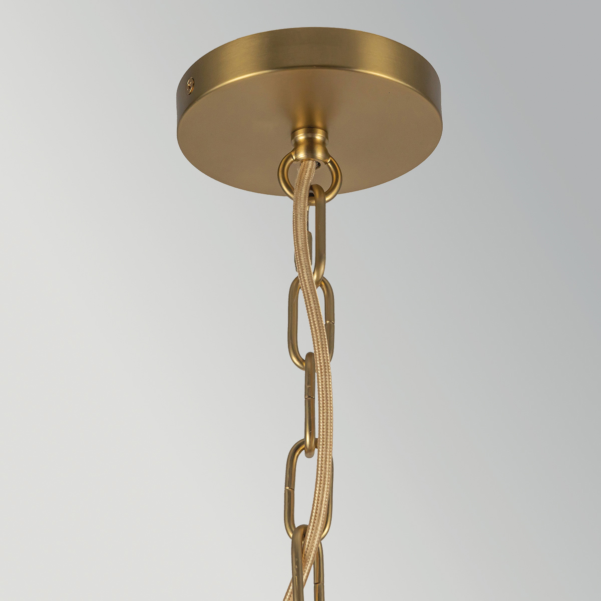 Kai Ø28 Naturaleza Lámpas de techo De Elstead Lighting - El rat&aacute;n abierto permite que la luz se filtre a trav&eacute;s de la pantalla, creando un cautivador juego de luces.