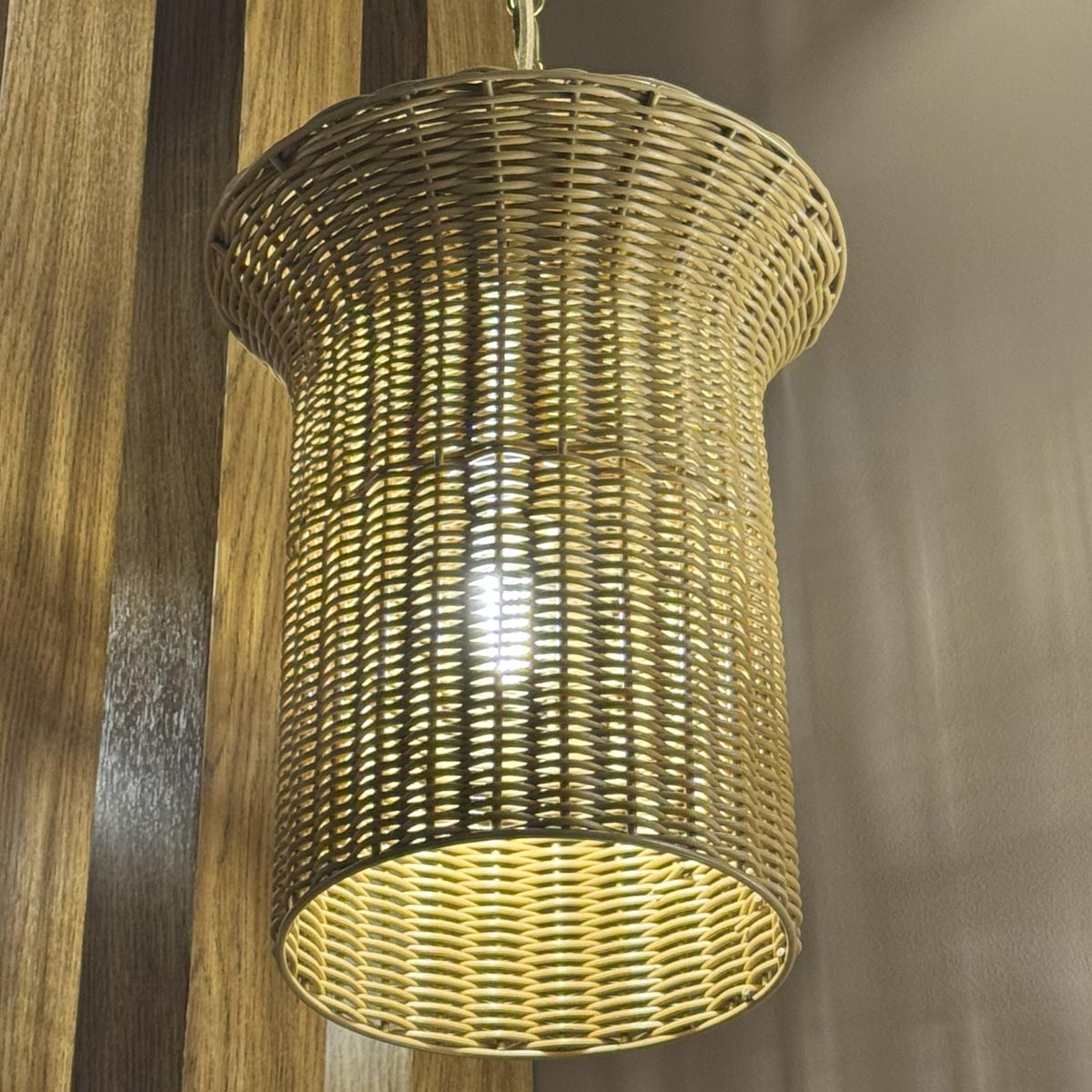 Kai Ø28 Naturaleza Lámpas de techo De Elstead Lighting - El rat&aacute;n abierto permite que la luz se filtre a trav&eacute;s de la pantalla, creando un cautivador juego de luces.