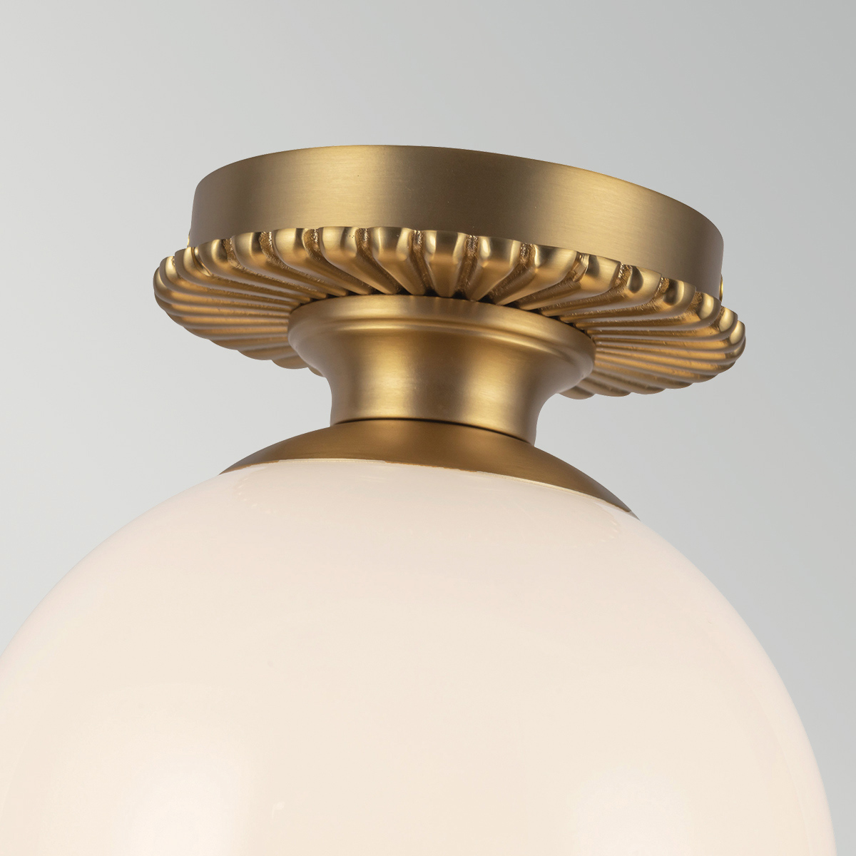 Otis Ø20 Oro cepillado lámpara de baño De Elstead Lighting - Otis es una l&aacute;mpara de techo decorativa con formas suaves y detalles delicados.