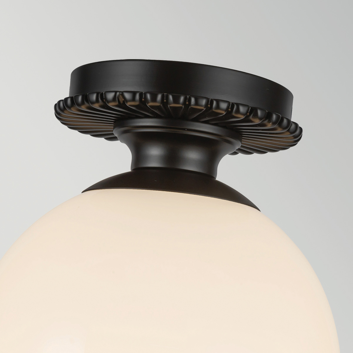 Otis Ø20 Negro lámpara de baño De Elstead Lighting - La l&aacute;mpara, de color negro mate, cuenta con una pantalla de dise&ntilde;o intrincado que le confiere un car&aacute;cter distintivo.