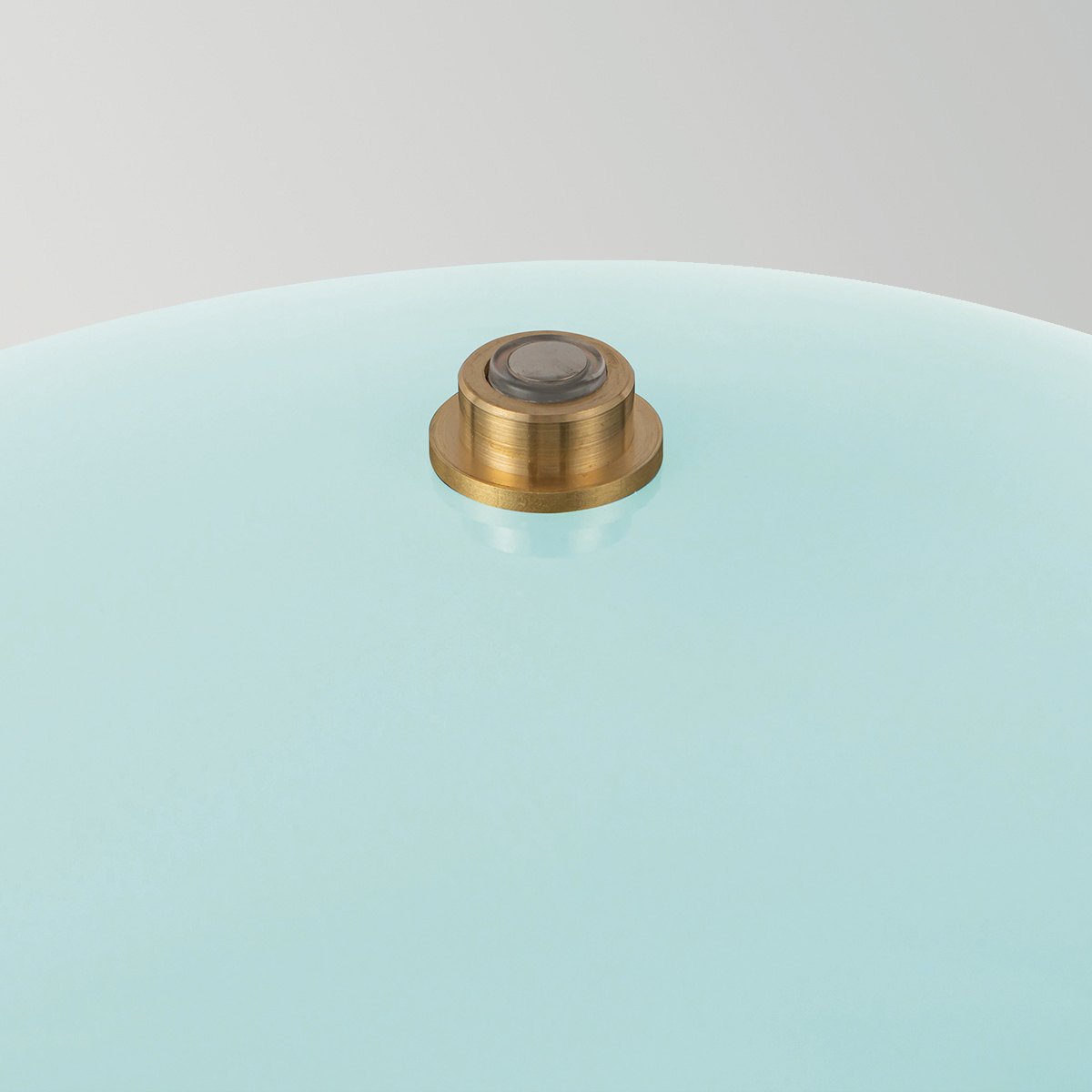 Poppy 35cm azul claro lámpara de mesa De Elstead Lighting - Poppy es una l&aacute;mpara de mesa decorativa con suaves curvas y una pantalla brillante con detalles de lat&oacute;n.