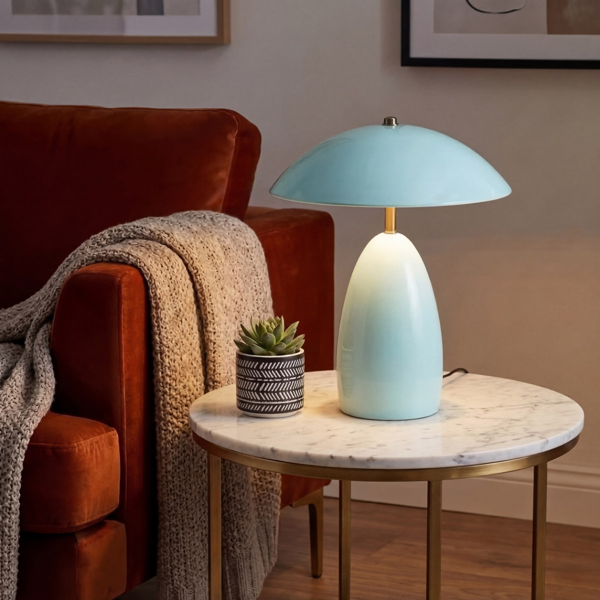 Poppy 35cm azul claro lámpara de mesa De Elstead Lighting - Poppy es una l&aacute;mpara de mesa decorativa con suaves curvas y una pantalla brillante con detalles de lat&oacute;n.