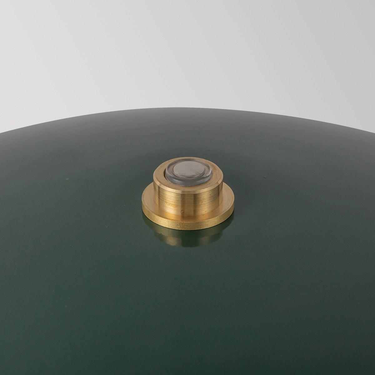 Poppy 35cm Verde lámpara de mesa De Elstead Lighting - La l&aacute;mpara incorpora un LED integrado de 11,5 W con un flujo luminoso de 761 l&uacute;menes y luz blanca c&aacute;lida (3000 K).