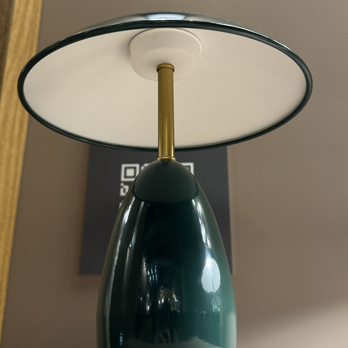 Poppy 35cm Verde lámpara de mesa De Elstead Lighting - La l&aacute;mpara incorpora un LED integrado de 11,5 W con un flujo luminoso de 761 l&uacute;menes y luz blanca c&aacute;lida (3000 K).