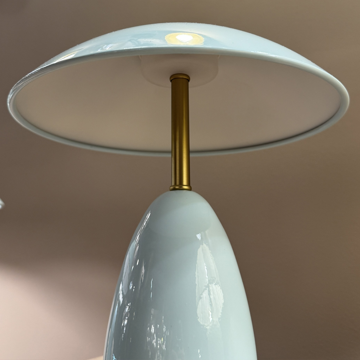Poppy 27cm azul claro portátil De Elstead Lighting - Poppy es una l&aacute;mpara de mesa port&aacute;til fabricada en metal pulido soplado a mano con detalles decorativos de lat&oacute;n.