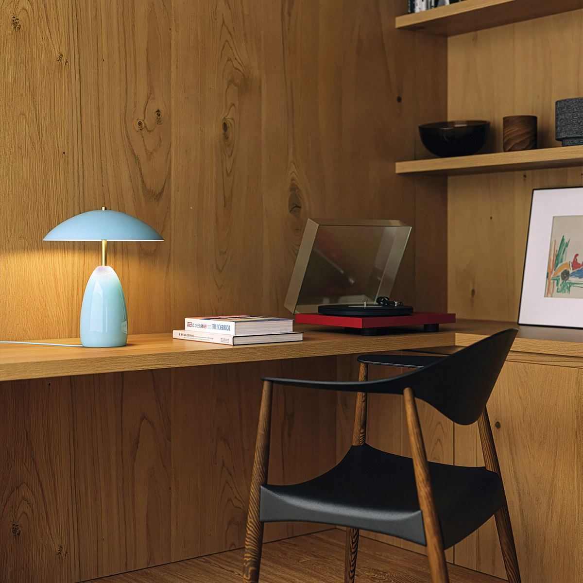 Poppy 27cm azul claro portátil De Elstead Lighting - Poppy es una l&aacute;mpara de mesa port&aacute;til fabricada en metal pulido soplado a mano con detalles decorativos de lat&oacute;n.