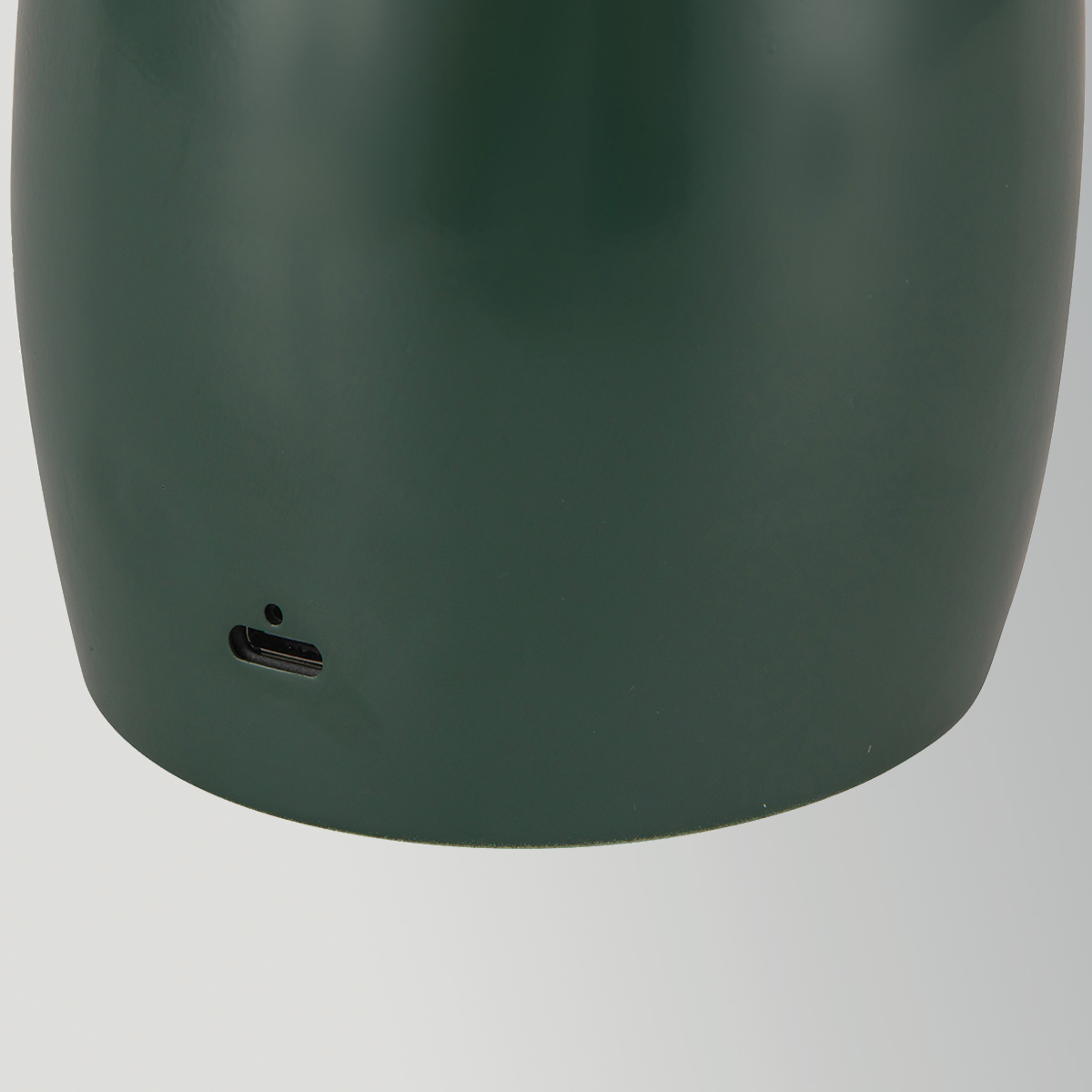 Poppy 27cm Verde portátil De Elstead Lighting - Poppy es una l&aacute;mpara de mesa port&aacute;til fabricada en metal gris oscuro con detalles decorativos de lat&oacute;n.