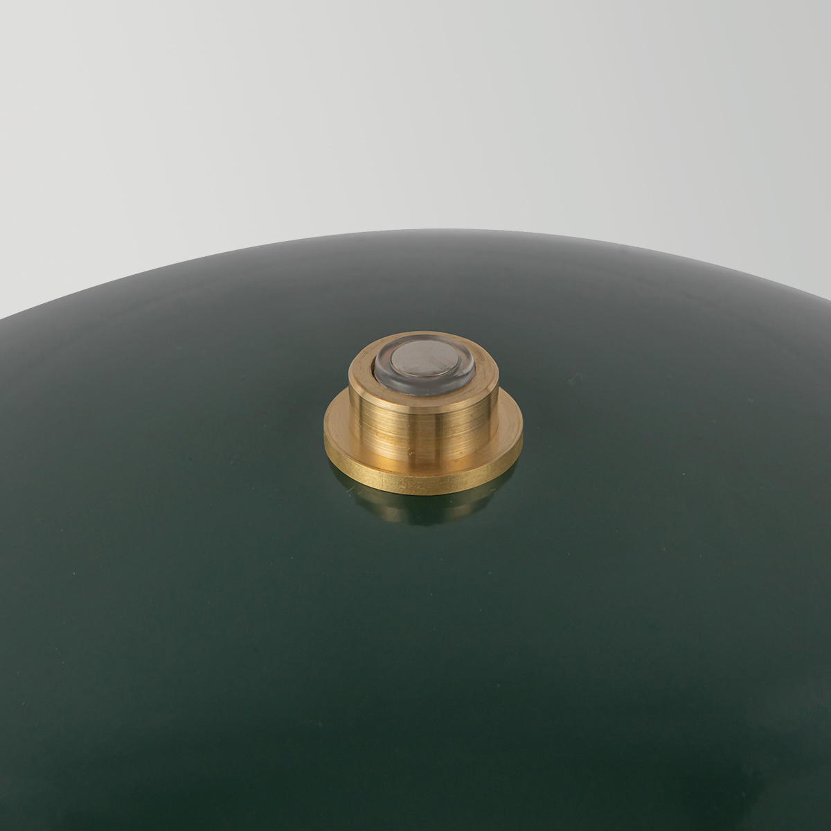 Poppy 27cm Verde portátil De Elstead Lighting - Poppy es una l&aacute;mpara de mesa port&aacute;til fabricada en metal gris oscuro con detalles decorativos de lat&oacute;n.