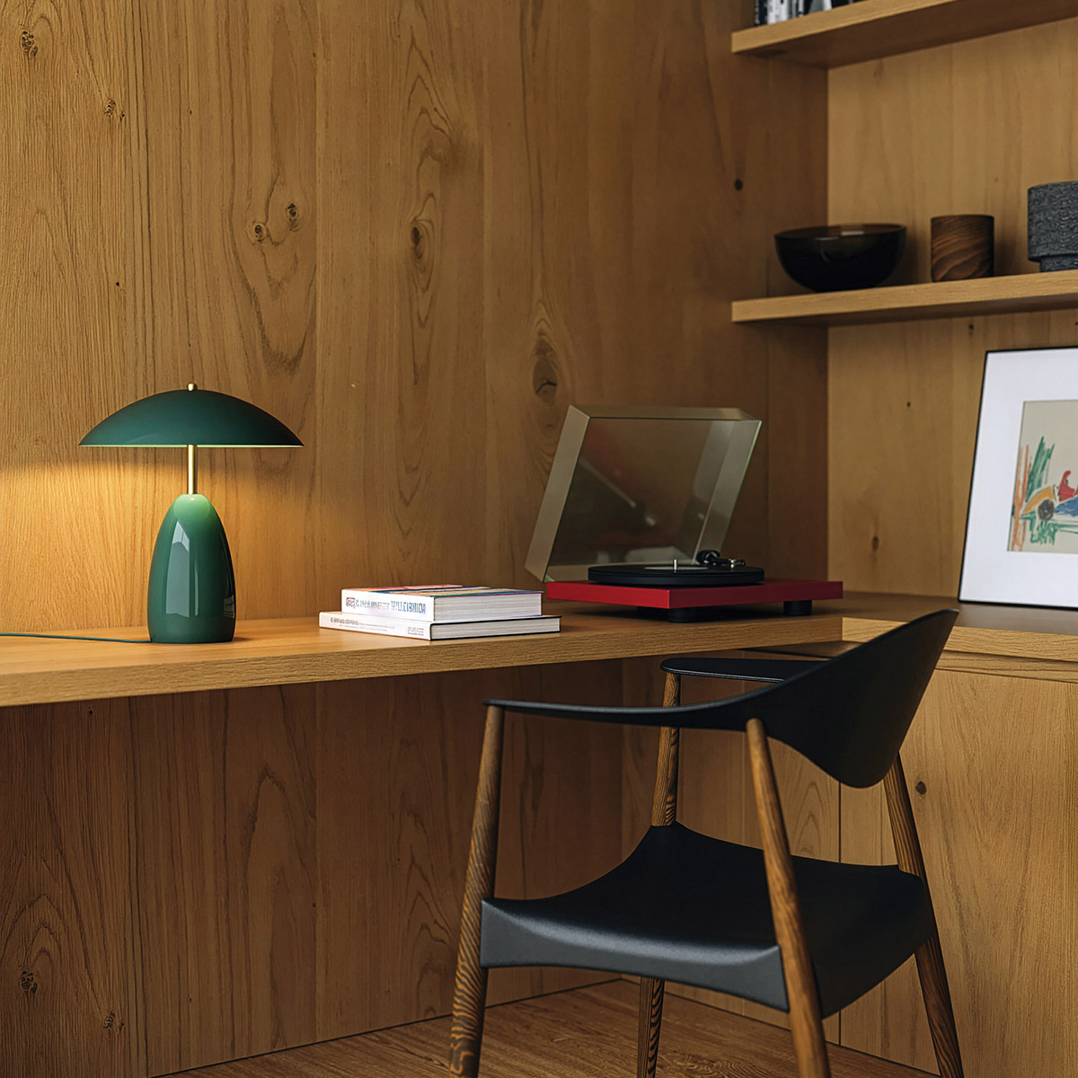 Poppy 27cm Verde portátil De Elstead Lighting - Poppy es una l&aacute;mpara de mesa port&aacute;til fabricada en metal gris oscuro con detalles decorativos de lat&oacute;n.