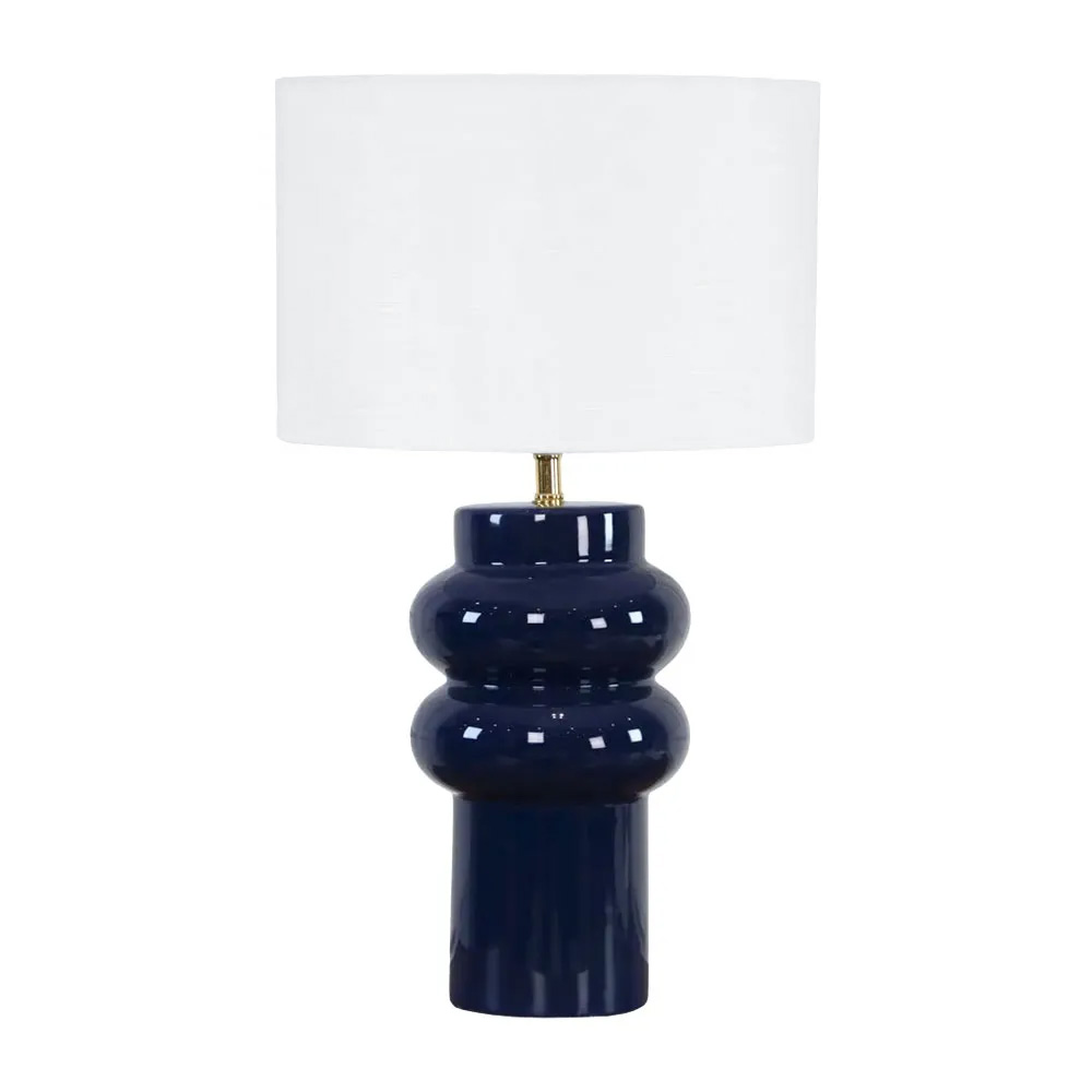 Anelli 56cm Azul lámpara de mesa De Nordic Lighting - La l&aacute;mpara de mesa Anelli&nbsp;, con su base de cer&aacute;mica azul brillante y pantalla de lino blanco, es un elemento elegante y moderno para el dise&ntilde;o de interiores.