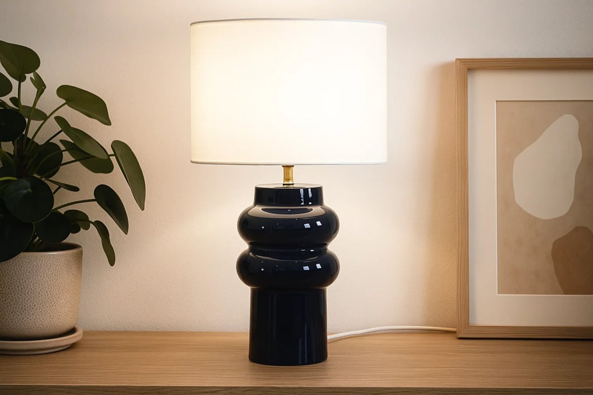 Anelli 56cm Azul lámpara de mesa De Nordic Lighting - La l&aacute;mpara de mesa Anelli&nbsp;, con su base de cer&aacute;mica azul brillante y pantalla de lino blanco, es un elemento elegante y moderno para el dise&ntilde;o de interiores.