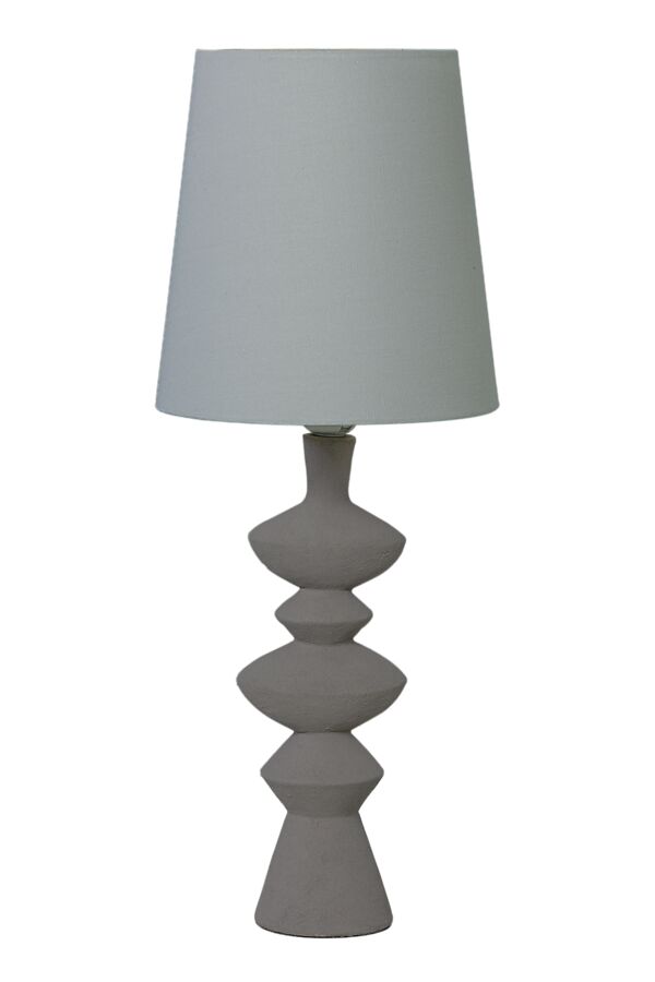 Nina 54cm Gris lámpara de mesa De Aneta Lighting - La lámpara de mesa modernista Nina con sus interesantes formas será un detalle fácil de colocar y bonito en tu hogar.