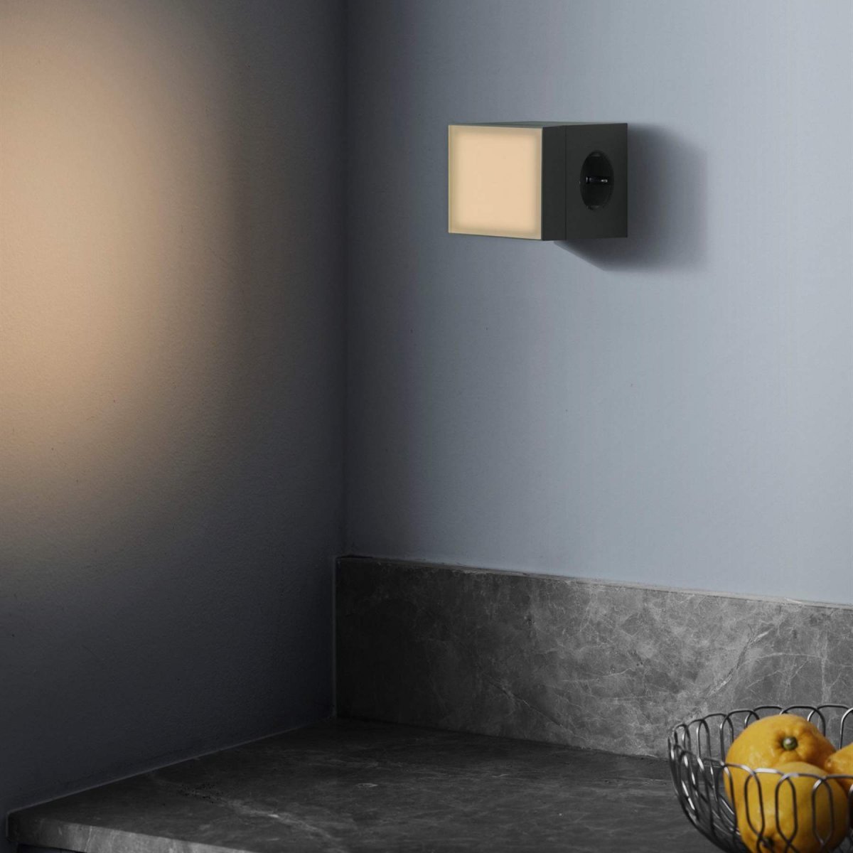 LAMP 1 - EU Verde De Avolt - La l&aacute;mpara est&aacute; fabricada en policarbonato y cuenta con una cubierta de vidrio esmerilado y texturizado que difunde la luz de forma suave y agradable.