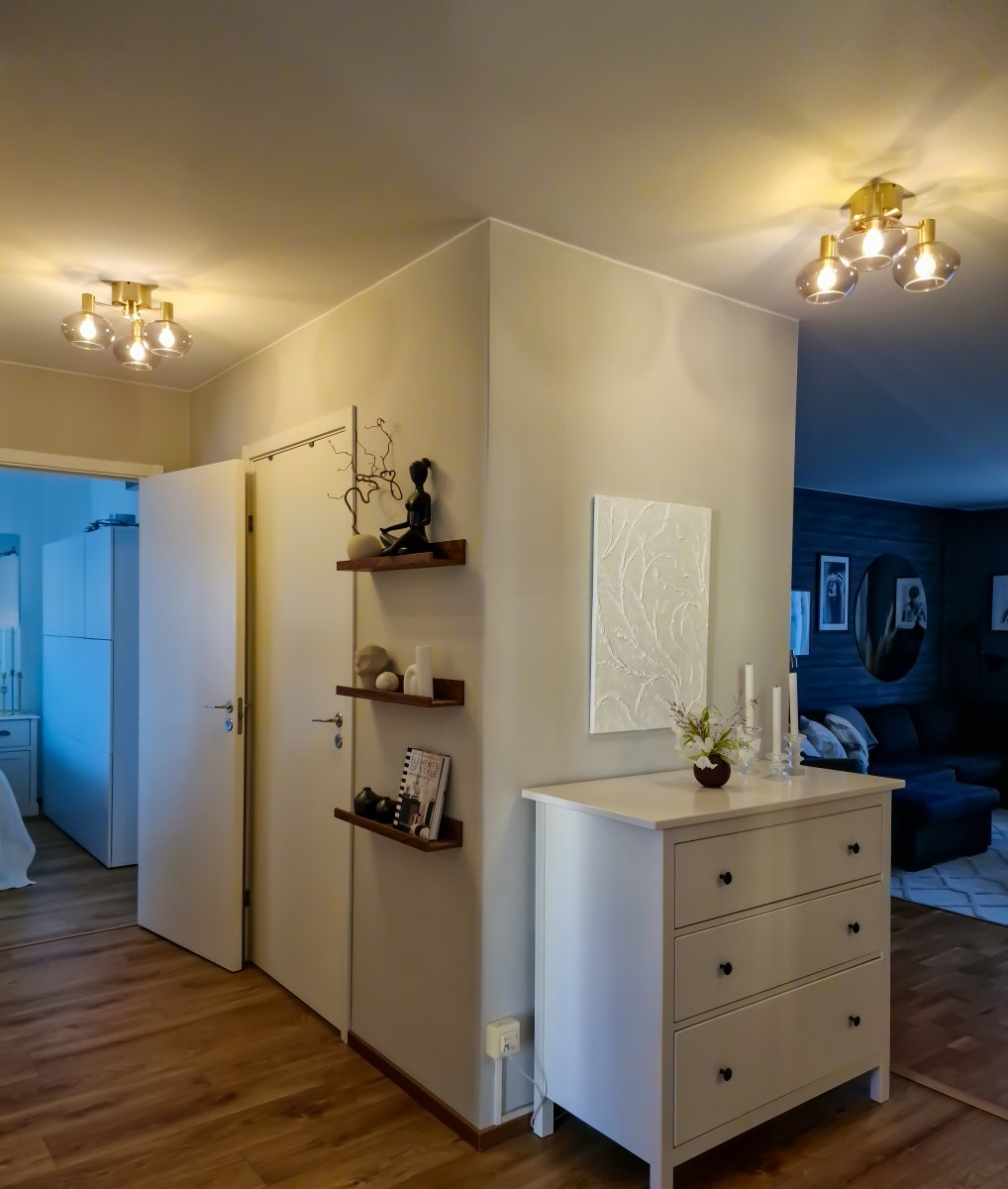 Bell Ø42 Latón plafón De Aneta Lighting - Gracias a su est&eacute;tica atemporal y su forma armoniosa, la l&aacute;mpara se adapta a una variedad de estilos de dise&ntilde;o de interiores, desde el moderno hasta el cl&aacute;sico y elegante.